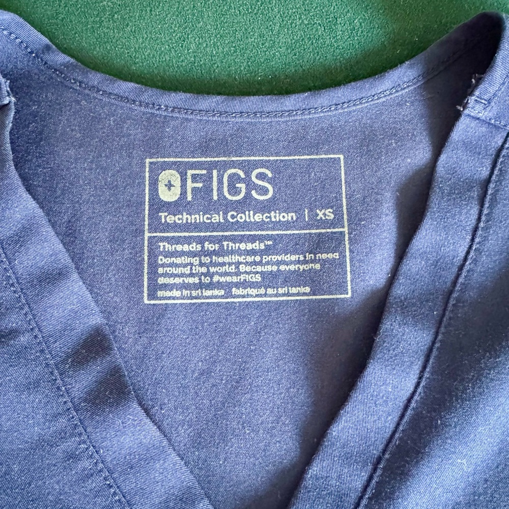 Figs scrub top - Picture 2 of 3